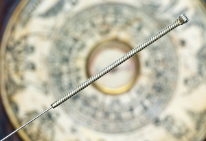 aguja sobre brujula