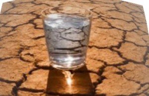 Desierto y vaso de agua