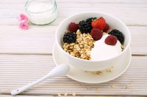 Tazon de avena desayuno con yogur y frutas rojas
