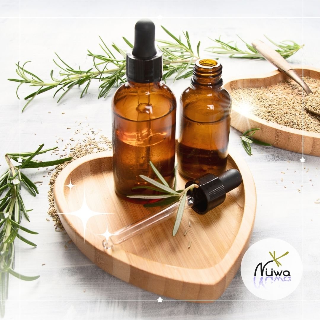 Aceites esenciales sobre un corazón de madera